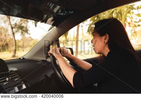 Concept Of Driving In The Wrong Direction And Not Reaching The Destination : Businessmen Who Drive A