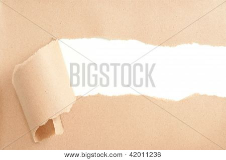 Roztrhaný papír s prostorem pro Text zobrazující bílým pozadím