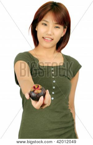 Isolato giovane donna asiatica con un bianco Mangoesteen sopra.