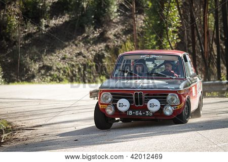 Leiria, Portugal - februar 2: Paulo Marques drev en Bmw 1600 under 2013 amatør vinter Rally, i