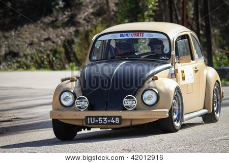 Leiria, Portugal - 2. Februar: Fernando Nini fährt eine Vw 1300 Limousine während 2013 Amateur Winter Rallye