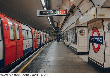 London, Uk - May 09, 2021: Station Name And Way Out Sign On The Platform Of Swiss Cottage Station Of