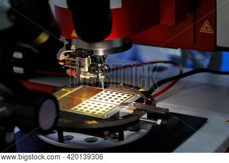 Programmable Semiautomatic Ultrasonic Wedge Wire Bonder. Selective Focus.