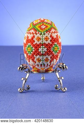 Some Beautiful Bead Work Decorated Into A Pattern Around A Chicken Egg.