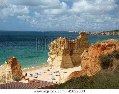 Algarve bölgesi pastoral Praia de Rocha sahilde bölümü.