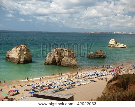Algarve bölgesi pastoral Praia de Rocha sahilde bölümü.