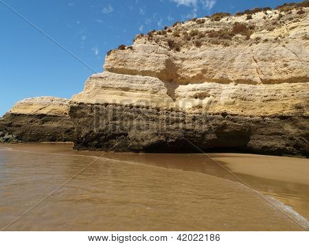 Algarve bölgesi pastoral Praia de Rocha sahilde bölümü.