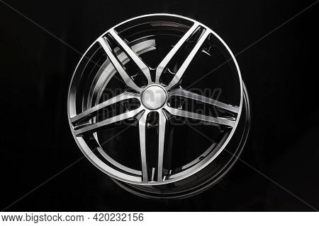New Black Sports Alloy Wheel In The Shape Of A Five-pointed Star
