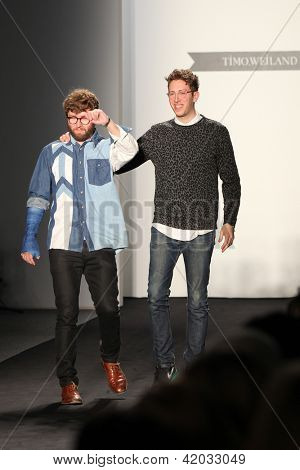NEW YORK - Februar 07: Designer Timo Weiland und Alan Eckstein zu Fuß die Start-und Landebahn an den Timo Weiland