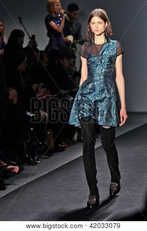 纽约-2 月 07:A 模型走 Timo Weiland 妇女的秋天 2013年集合在跑道我