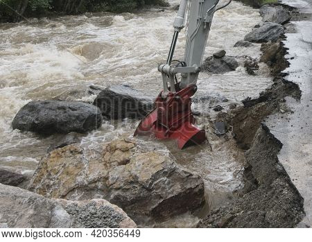 Excavator And Digging In Hydraulic Engineering