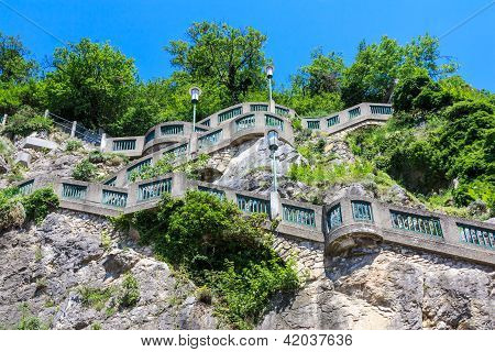 Graz, schody na kopci Schlossberg a městské věže s hodinami Uhrturm, Rakousko