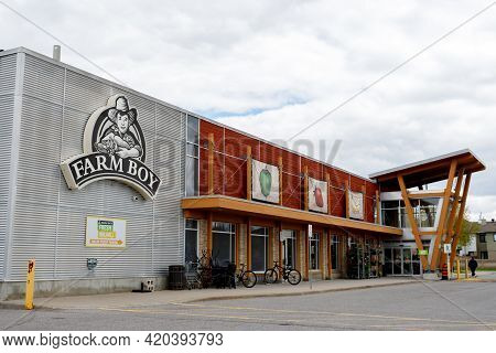 Ottawa, Ontario, Canada - May 6, 2021; A Farm Boy Grocery Store On Woodroofe Avenue In The Barrhaven