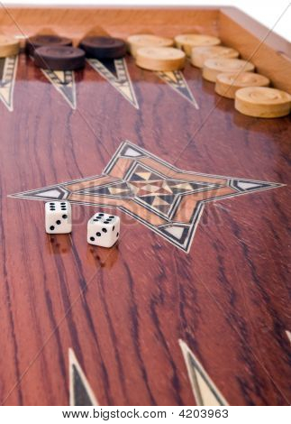 Placa de madeira Handmade Backgammon isolada no branco