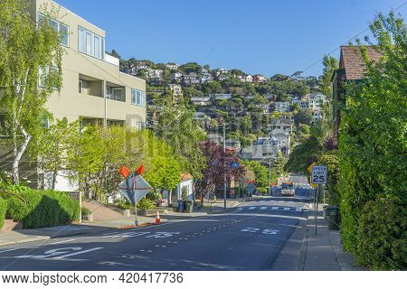 San Francisco,usa - April 18,2018 : View Of The Beautiful House On The Hill In The City Of Sausalito