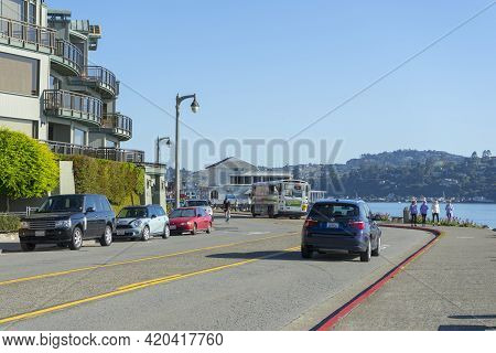 San Francisco,usa - April 18,2018 : View Of The Stores Along The Bridgeway Street In The City Of Sau