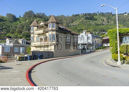 San Francisco,usa - April 18,2018 : View Of The Stores Along The Bridgeway Street In The City Of Sau