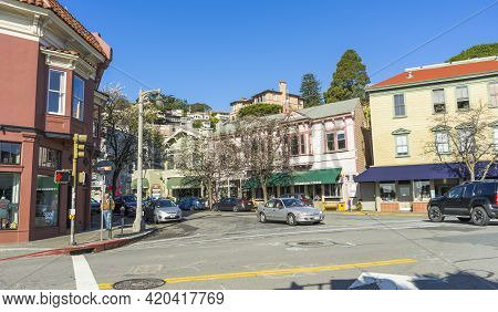 San Francisco,usa - April 18,2018 : View Of The Stores Along The Bridgeway Street In The City Of Sau
