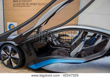เจนีวาสวิตเซอร์แลนด์ - 13 มีนาคม: รถแนวคิด Bmw i8 บนจอแสดงผลที่ 82 เจนีวาอินเตอร์เนชั่นแนลมอเตอร์แสดง