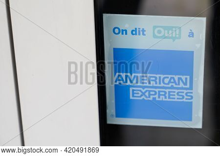 Bordeaux , Aquitaine France - 05 08 2021 : American Express Logo Brand And Text Sign On Windows Shop