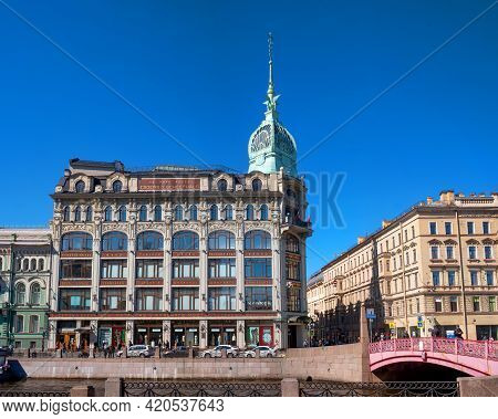 St. Petersburg, Russia - May 09, 2021: The Moika River Embankment, The Famous Building Of Au Pont Ro