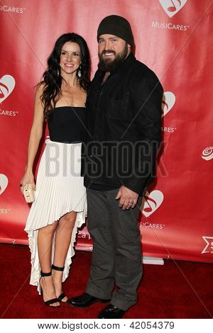 LOS ANGELES - FEB 8: Shelly Brown, Zac Brown ankommer til 2013 MusiCares Person af The år galla 