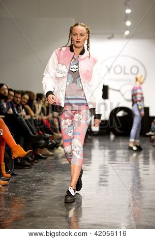 Oslo - 7 febbraio: Passeggiate di modello presso la Fam Irvoll moda sfilata durante la settimana della moda di Oslo, F