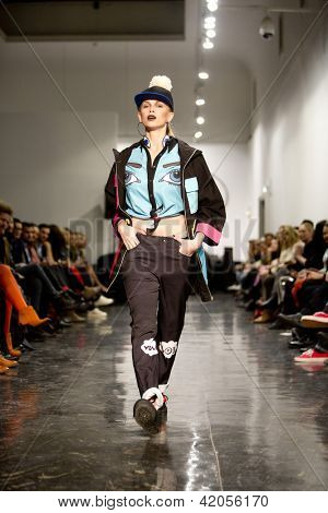 Oslo - 7 febbraio: Passeggiate di modello presso la Fam Irvoll moda sfilata durante la settimana della moda di Oslo, F