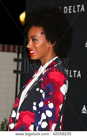 LOS ANGELES - FEB 7: Solange Knowles dorazí na recepci slavnost LA hudebního průmyslu v