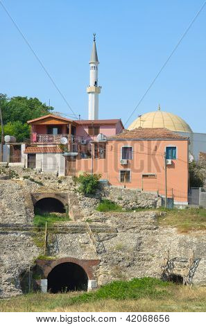 ruinerne af romerske amfiteater og minaret i Durres, Albanien
