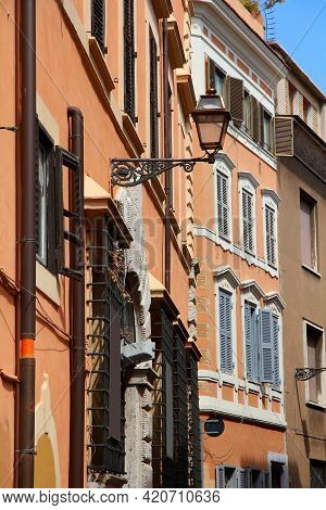 Trastevere District In Rome (rione Trastevere). Picturesque Streets Of Rome, Italy.