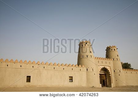 Frente a la entrada Al Jahli Fort