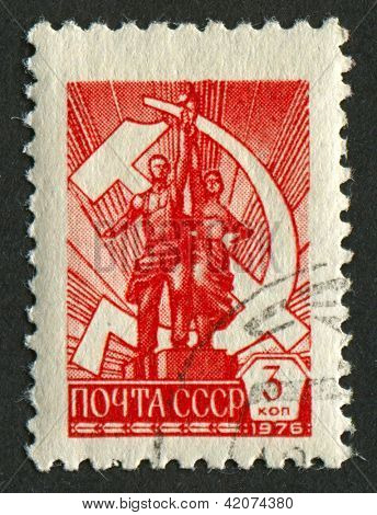 UdSSR - ca. 1976: Eine Briefmarke gedruckt in USSR zeigt Bild der Arbeiter und Kolchosbäuerin Skulptur, ci