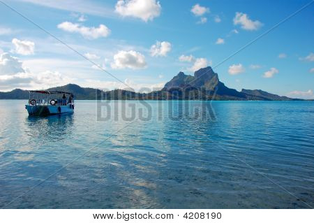 Laguna di Bora Bora al crepuscolo