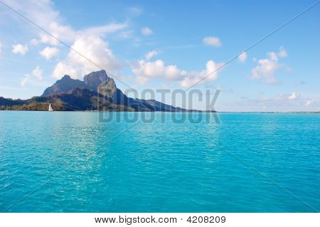Bora Bora Lagoon e montagna