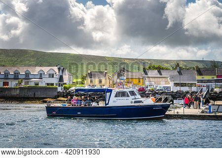 Portmagee, Ireland, August 2019 Group Of Tourists Boarding A Cruise Boat To Visit Skellig Michael Is