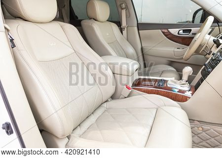 Novosibirsk, Russia - May 16, 2021: Infiniti Qx, Steering Wheel, Shift Lever, Multimedia  Systeme, D