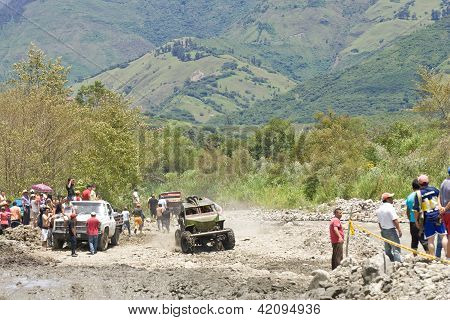 4-Hjulstræk racere gennem mudder i Ecuador