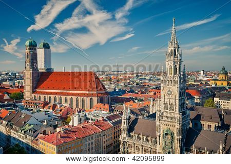 บรรยากาศโดยรอบของมิวนิคเซนเตอร์: ศาลาว่าการเมืองใหม่และ Frauenkirche