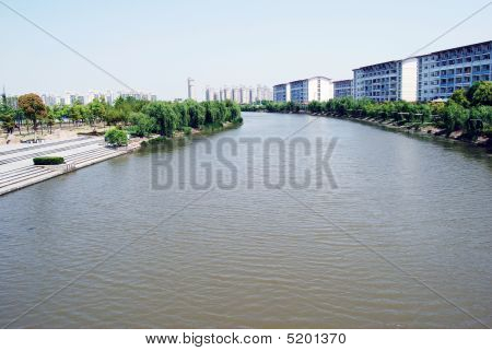 Río con edificios al lado