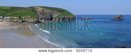 ทิวทัศน์ของหาด Portreath และเกาะหิน Gull ในคอร์นวอลประเทศอังกฤษ