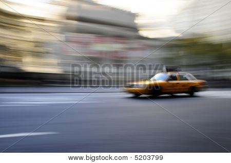 Taxi Cab, excès de vitesse Down Street dans un flou