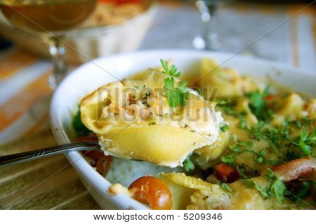 Pasta skaller fyldt med krabbekød