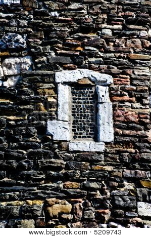 Finestra nel vecchio muro di pietra