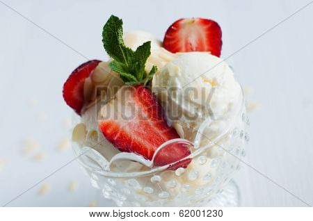 Vanilla Ice Cream With Almonds And Strawberries