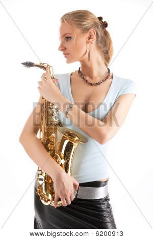 pěkný sexy blondýna s saxofon stojící s relaxační vypadat