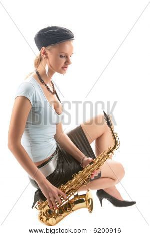 smyslná krásná mladá blondýnka s saxofon sedí zahnul doleva