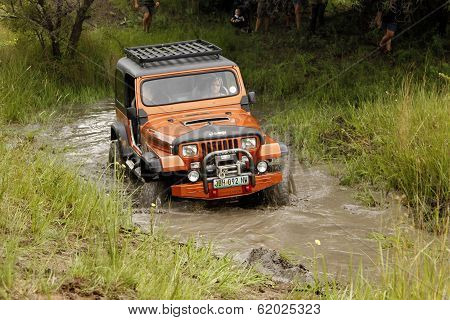 Crush Beige Jeep Wrangler Off-roader V8 Crossing Muddy Pond