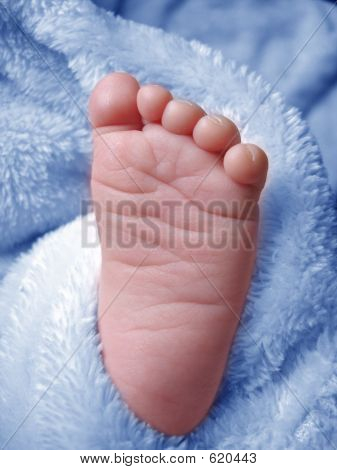 Baby Boys nožkou