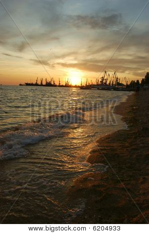spiaggia che conduce al porto